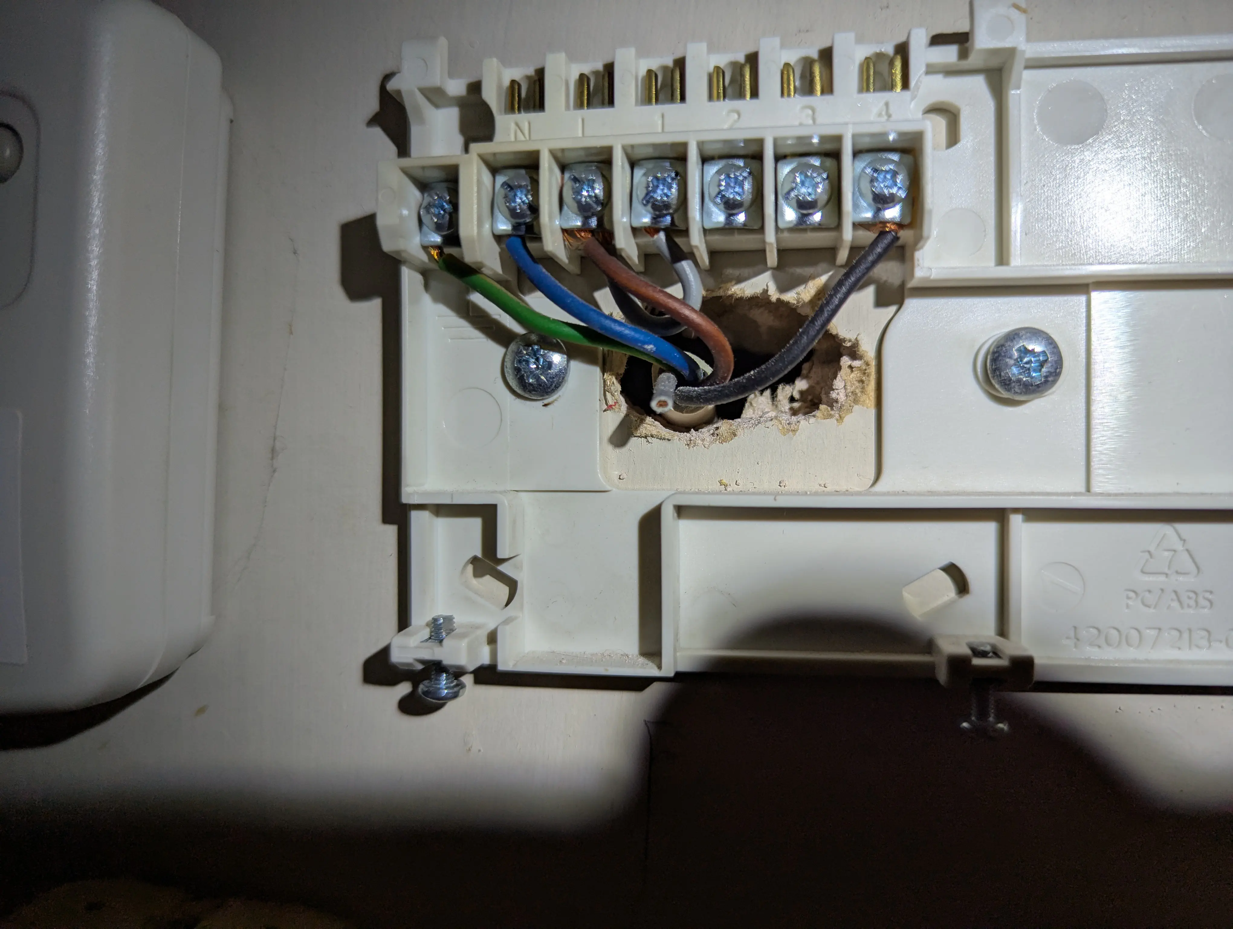 Backplate and wiring of Honeywell controller